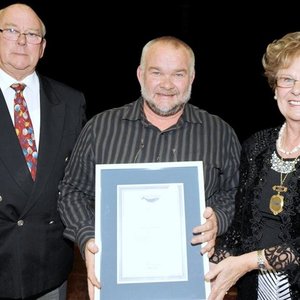 Vlnr is rdl Dudley Coetzee, past Frikkie Zeelie (Sertifikaat vir Uitnemendheid) en rdl Nicolette Botha-Guthrie